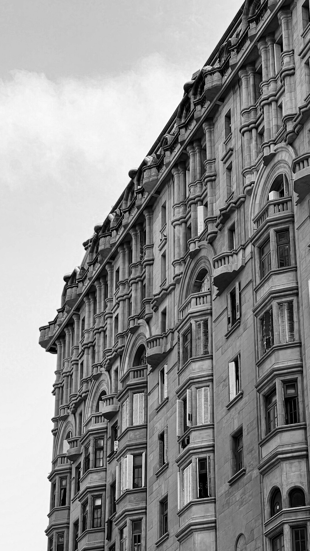 Facade of a historic building in Montevideo with balconies