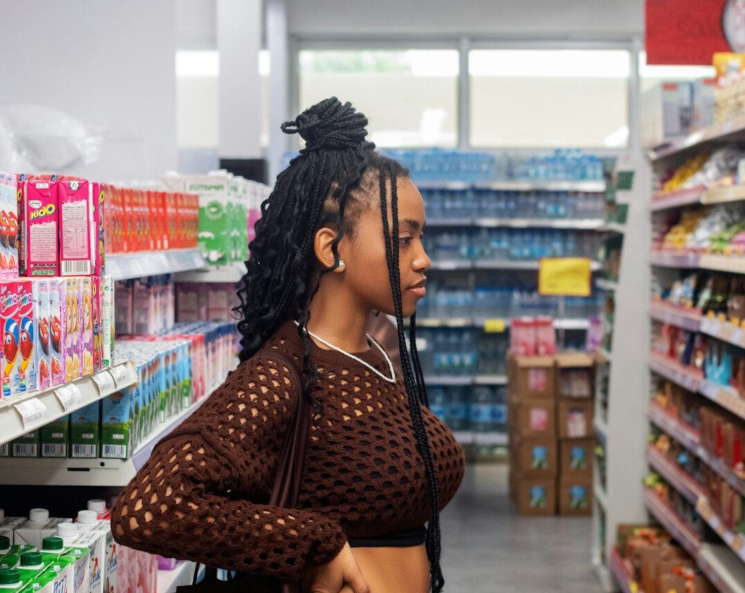 detective in supermarket